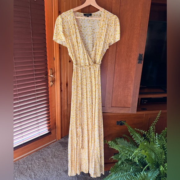 Aakaa Dresses & Skirts - Aakaa Floral Yellow Wrap Dress Women’s Size Large